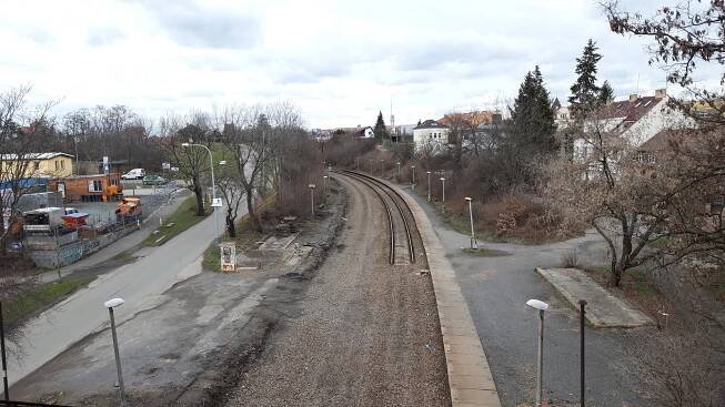 Odstraněný most a zbourané čekárny. Jak dnes vypadá zastávka Praha-Strašnice?