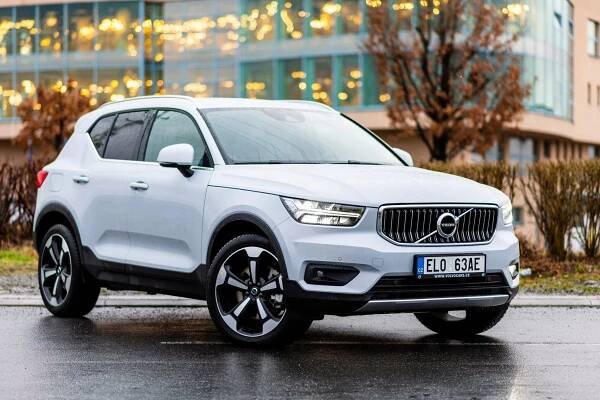 Nemáte hluboko do kapsy? Malé SUV do zásuvky Volvo XC40 v prvním testu