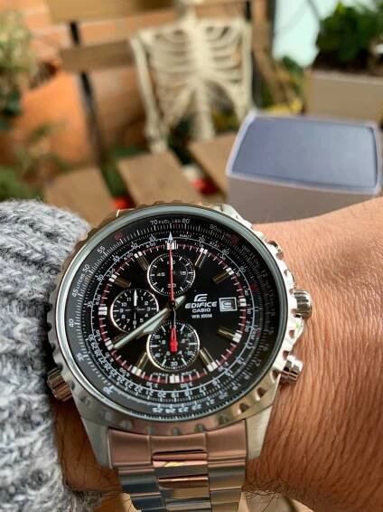 Casio Edifice EF-527D-1AVEF - Comodidad y como queda en la muñeca, vista frontal de la esfera