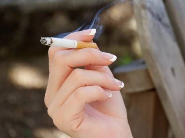 Snažíte se přestat kouřit? Chytrý náhrdelník vám pomůže zbavit se zlozvyku ve velkém stylu