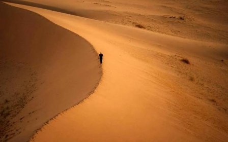 photo by neom-ZefdTSLstl0; unsplash.com, písečná duna, hrana, kráčejíc�í člověk