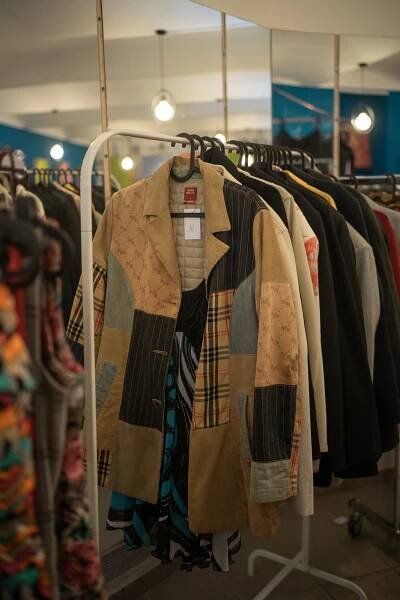 Toto je pět nejlepších second handů v Praze: Koupíš v nich Chanel výběrovky i vintage kousky za kilo | Galerie 1/53 | REFRESHER.cz