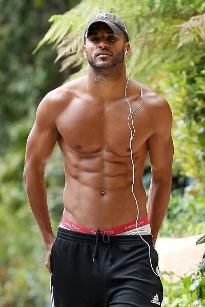 Dámy, viděly jste někdy lepší mužské tělo? Herec Ricky Whittle ukázal neskutečné svaly