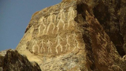 Obr. 4: Skalní rytiny z oblasti Gobustanu na Kavkaze dokládají přítomnost člověka v pravěku (http://donsmaps.com/images26/azerbaijan.jpg)