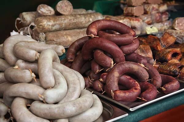 Nabídka polotovarů prasat - klobása, jelita, jitrnice — Stock obrázek