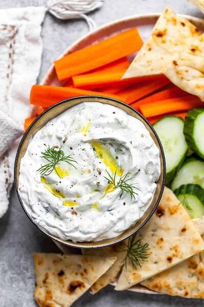 Jednoduché recepty na tzatziki aneb vynikající řecká omáčka s koprem k vašim pokrmům