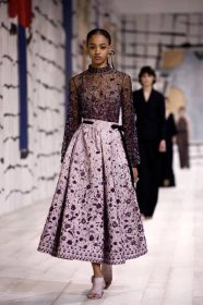 Haute couture týden módy odstartoval střetem protikladů. Schiaparelli hledí do budoucnosti a Dior se vrací do 50. let