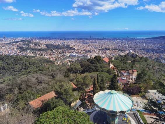 Die grandiose Aussicht vom Tibidabo auf Barcelona und das Meer
