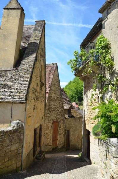 A steep, cobblestone street with on both sides old houses.