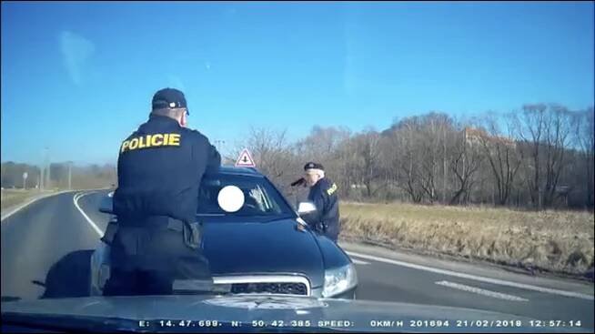 180 kilometrů v hodině. Policisté honili audinu ukradenou v Německu. Podívejte se na video