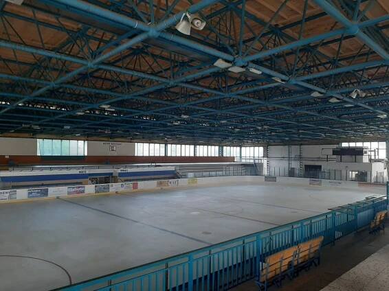 Šest vrstev ledu a 24 hodin zapnuté kompresory, příprava zimního stadionu vyjde letos třikrát dráž než loni