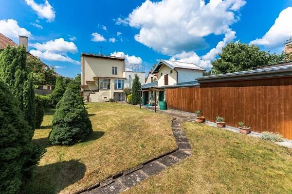 PRODÁNO – Prvorepubliková vila s okrasnou zahradou, 874m2, Poděbrady - Next Reality Exclusive