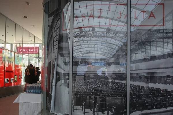 Pasáž Jalta ožívá. Slavnostní otevření moderoval Leoš Mareš, zpíval Michal David