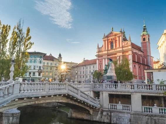 Plečnikův Trojitý most patří k nejznámějším památkám Lublaně