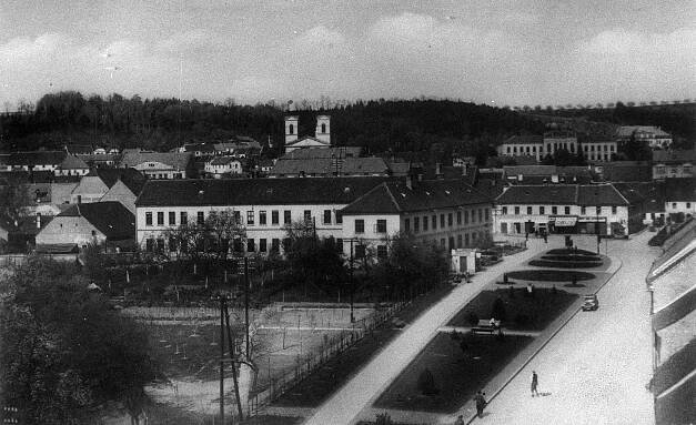 Bučovice, pohled od Nádražní ulice na střed města s kostelem; 1939/1945 (sbírka Jiřího Fiedlera).