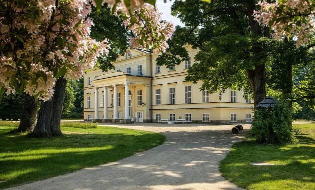 Hrady a zámky v okolí Hradce Králové - Hradec si pomáhá 