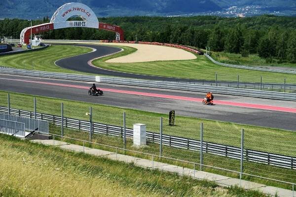 Jawa žije. Autodrom v Mostě zahalil dým dvoutaktů, nechyběly ani novinky