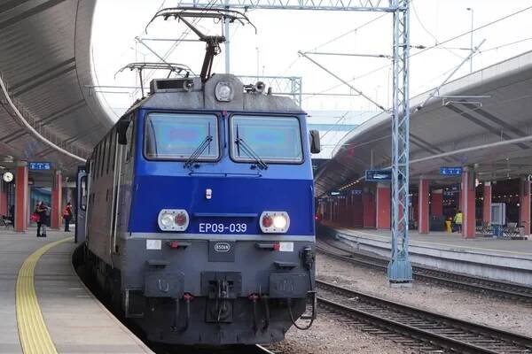 Krakov, Polsko 27.01.2020: Polská lokomotiva Ep09-39 stojí na nástupišti stanice Krakow main. Moderní nástupiště s nebesy, železniční stanice — Stock obrázek
