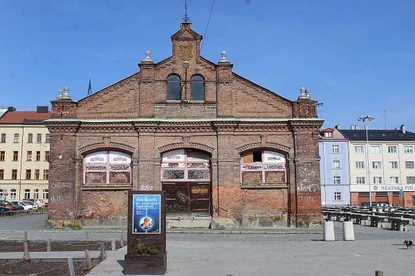 Olomoučtí radní se na úterním zasedání shodli v tom, že město bude s majitelem budovy tržnice Pavlem Širokým jednat o podmínkách prodeje.