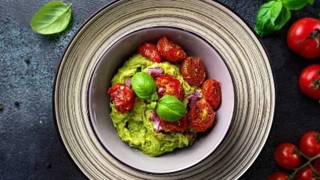 Guacamole s pečenými rajčaty