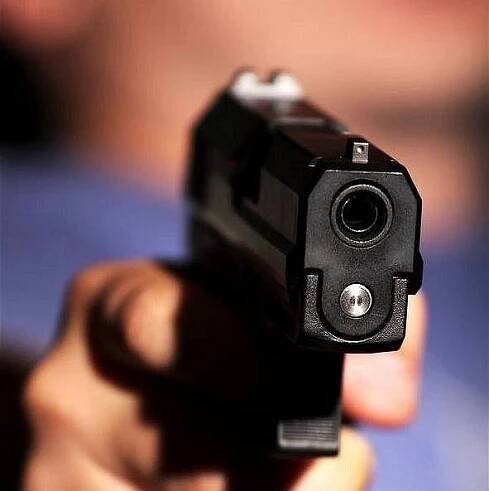 Závada na pistoli zachránila život Svědkům Jehovovým