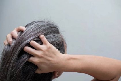 Spaní s tímto může změkčit vaše šedé vlasy, říkají odborníci