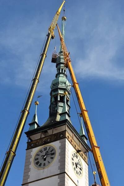 Věž olomoucké radnice je bez špice