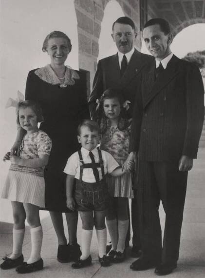 Magda Goebbelsová s manželem, třemi z jejich šesti společných dětí a s Adolfem Hitlerem. Jeho myšlenku nacismu tak moc obdivovala, že po prohře na konci války zavraždila svých šest dětí i samu sebe