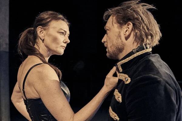 Markéta Haroková a Lukáš Melník v inscenaci Venuše v kožichu. (Foto: Martin Špelda)