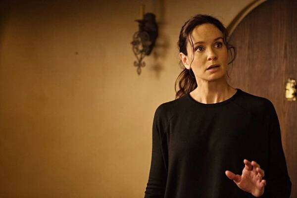Okupovaná kolonie - Sublimation - Z filmu - Sarah Wayne Callies