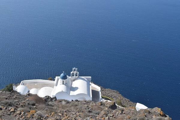 Walking across Santorini to Skaros Rock – Humphreys Travel