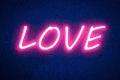 Růžové neonové písmo LOVE na modré stěně — Stock obrázek