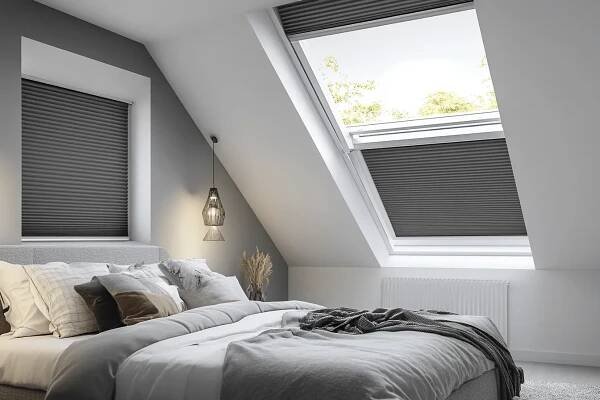 Moderní ložnice s roletami Plisé na střešních oknech – elegantní stínění