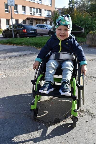 Tomášek (2) se svalovou atrofií: Jde do školky! Lékař tvrdil, že umře