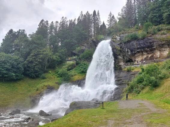 Norsko: den 15. (17.8. 2024) – průchozí vodopád Steinsdalsfossen a Bergen – Dobrodružství rodiny Němcovy