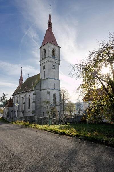 Kostel od hřiště