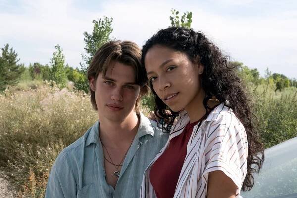 Komory - Zkažené zevnitř - Z natáčení - Nicholas Galitzine, Sivan Alyra Rose