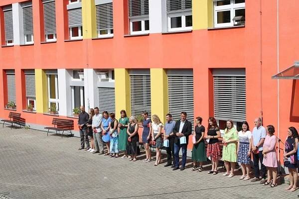 Slavnostní zakončení školního roku 24-25 v amfiteátru - Události - Akce školy - Základní škola Vsetín, Rokytnice 436