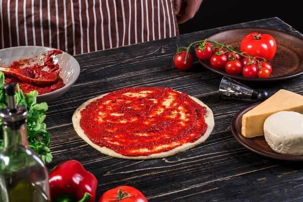 Domácí rajčatové pyré se vyplatí mít stále po ruce. Skvěle chutná v polévce i na pizze - Gardening.cz