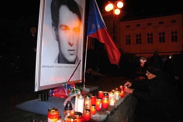 Lidé ve středu 16. ledna 2019 na náměstí ve Valašském Meziříčí zapalují svíčky u portrétu Jana Palacha a připomínají si tak 50. výročí studentova pokusu o upálení se na protest proti okupaci vojsky Varšavské smlouvy.
