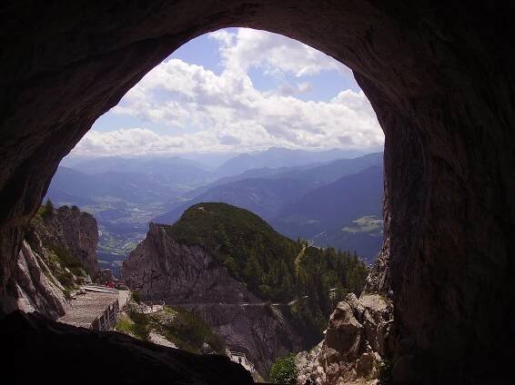 File:Werfen Eingang zur Eisriesenwelt 1.jpg