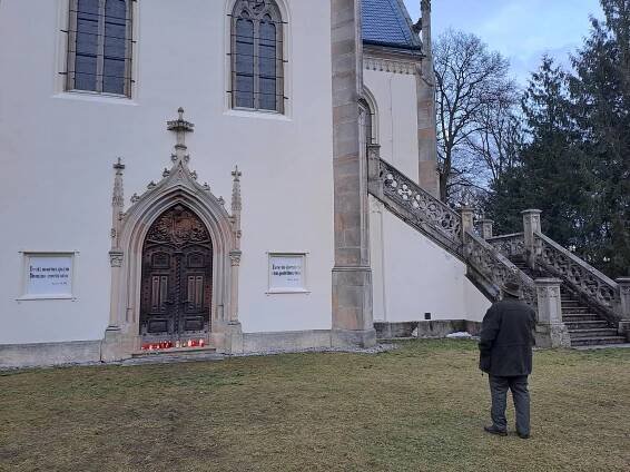 Lidé vzpomínají na Karla Schwarzenberga u zámku i hrobky na Orlíku, podívejte se