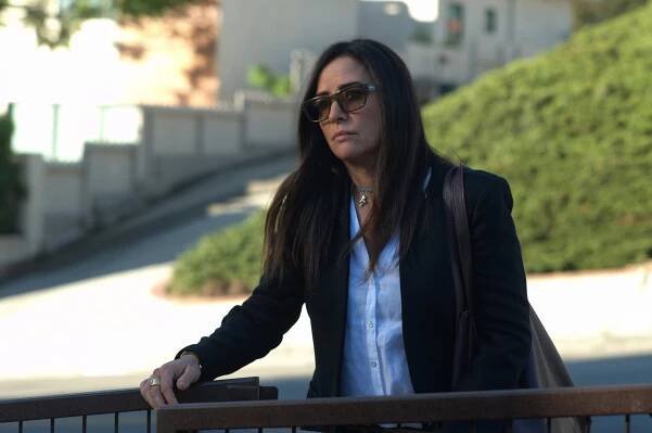 Bude líp - What Is Jeopardy? - Z filmu - Pamela Adlon
