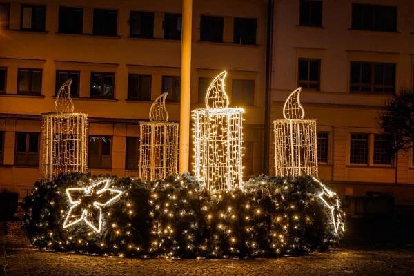 Vánoce v Krumlově. Náměstí zdobí strom i obří dopis Ježíškovi, novinku hlásí věž