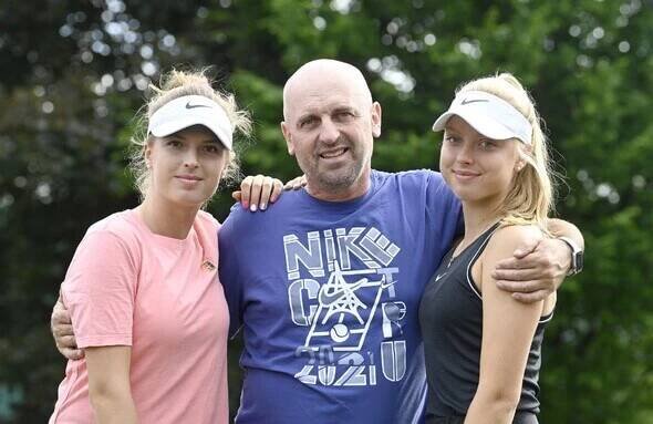 tenis - Linda Fruhvirtová, její otec Hynek Fruhvirt a její sestra Brenda Fruhvirtová (v černém) - foto Michal Beránek - CNC - Profimedia