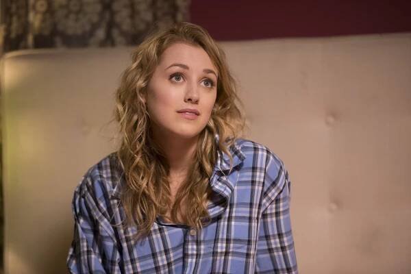 Welcome to the Family - Molly and Junior Find a Place - Z filmu - Ella Rae Peck