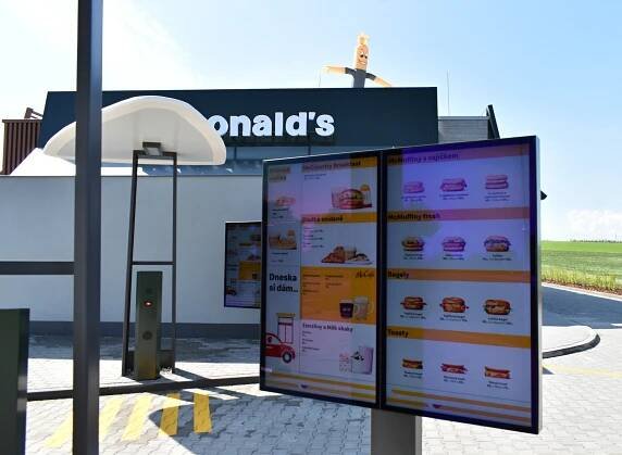 U dálnice D1 už voní hamburgery. McDonald’s na odpočívadle v Mořicích otevřel