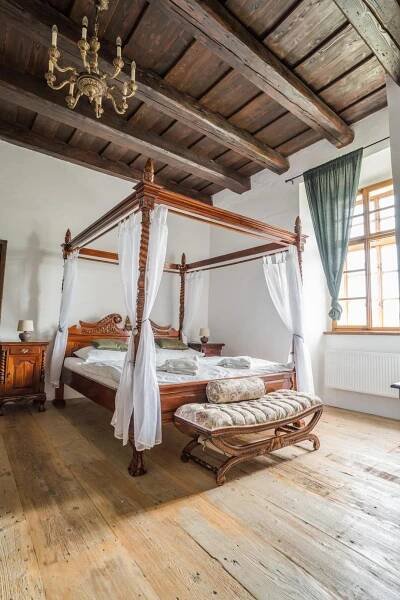 Postel nebo postele na pokoji v ubytov�n� z�mek Kol�tejn - hotel Chateau Goldenstein