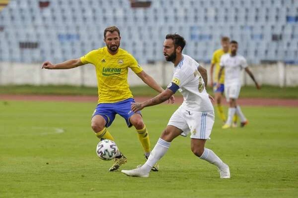 Kapitán fotbalistů Zlína Petr Jiráček (ve žlutém dresu) atakuje záložníka Slovanu Bratislava Nona. Foto: FC Fastav Zlín
