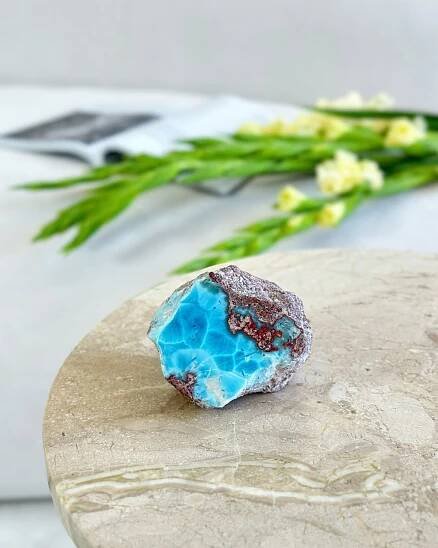 Polodrahokam Larimar surový Dominikánská r. 383g - Gaia Crystal